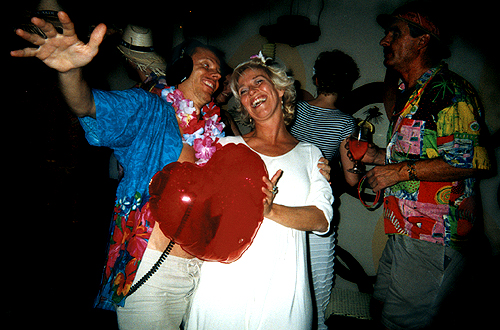 Globetrotter Michael, shining angel of the evening Annette, and a host enjoying the company of so many good friends