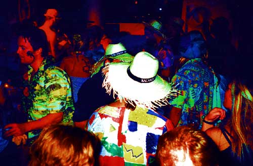 ...but eventually the crowd seemed to get well into the thai-style Full Moon Party trance groove